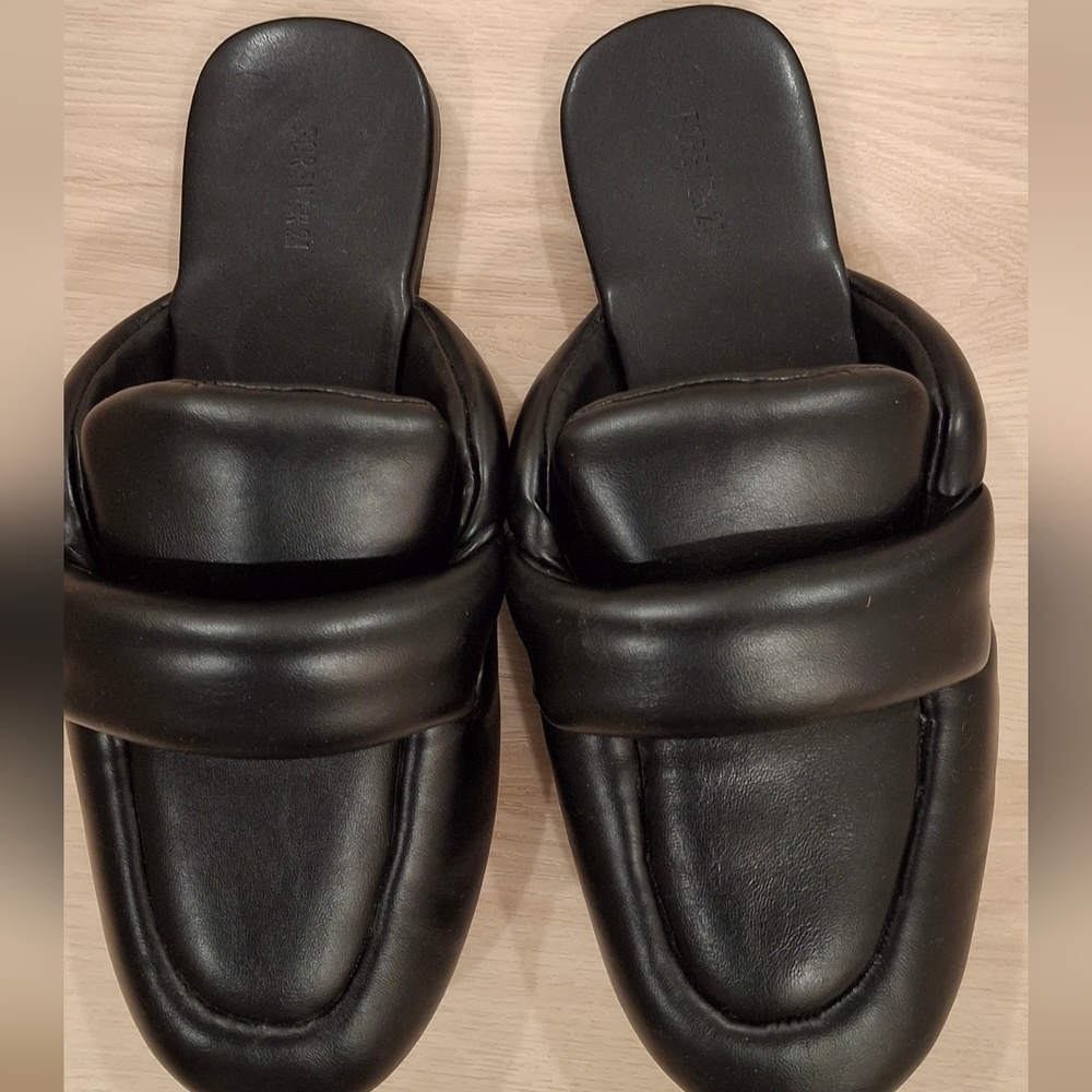 FOREVER 21 BLACK PADDED SLIDES